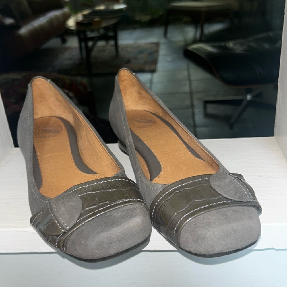 Nurture gray flats